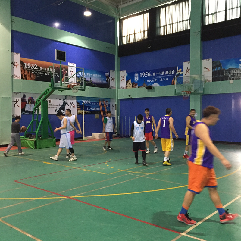 2015年12月21日沈阳飞驰电气设备有限公司与合作单位间进行友谊篮球赛